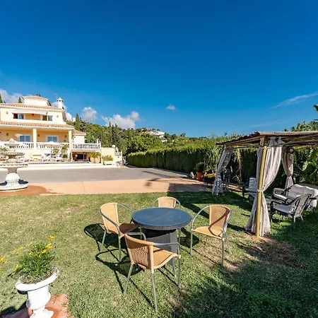 With Sea View, Pool, Jacuzzi And Zen Garden - Only 5min To Town Сasa de vacaciones Estepona